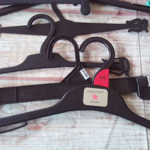 Children's plastic hangers like new, pack of 7 pieces