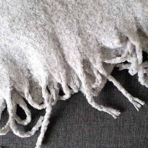Thick gray scarf like new