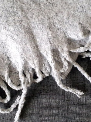 Thick gray scarf like new