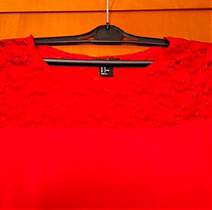 H & M κόκκινη μπλούζα με δαντέλα.