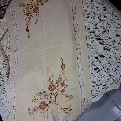 Tablecloths like new, various pieces of crochet and embroidered