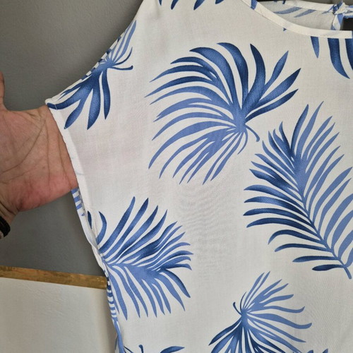 Blouse like new with blue leaf pattern, size XL