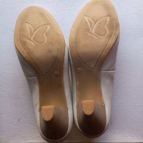 White leather pumps size 39