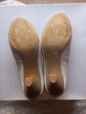 White leather pumps size 39