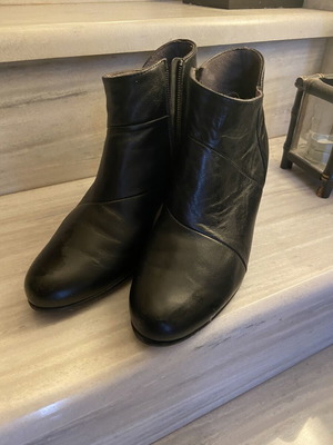 Leather ankle boots A.L.E. like new, black, size 41