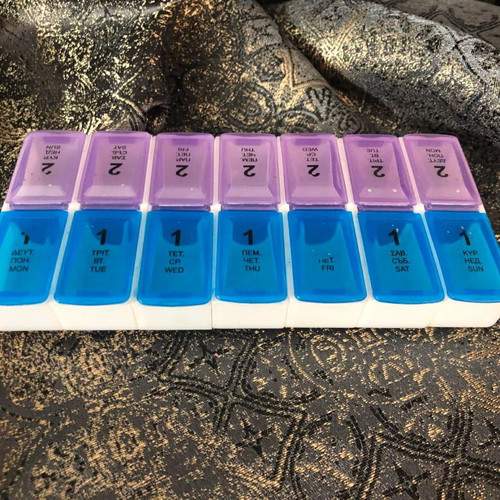 Weekly Pill Organizer like new, 14 compartments, dual-sided