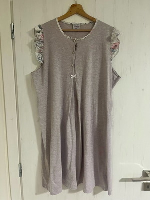Maternity and nursing nightgown purple like new, size XXL