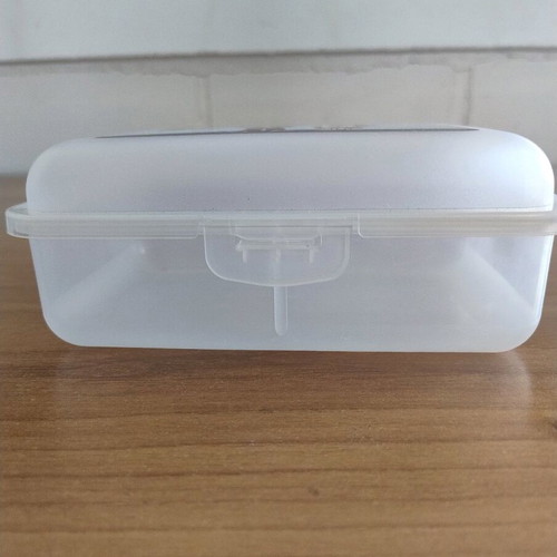 Plastic food or storage bowl with clip like new