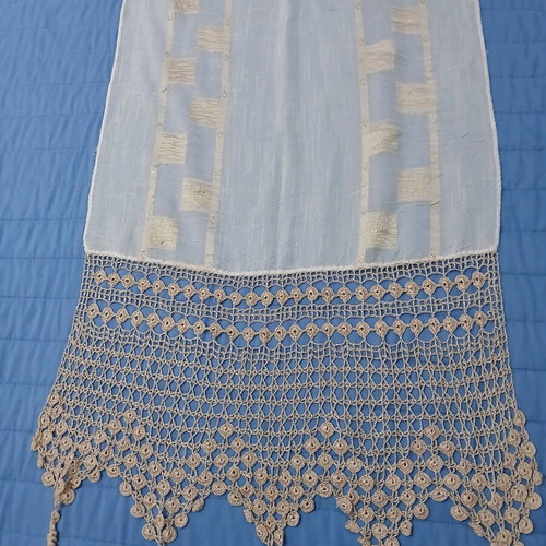 Table runner like new with lace in ecru and beige