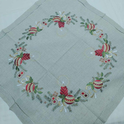 Set of 6 Christmas table mats and 1 runner like new