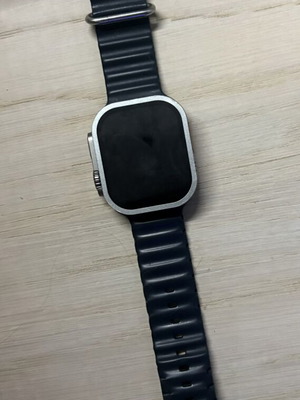 Apple Watch Ultra μεταχειρισμένο, σε άριστη κατάσταση με προστατευτικό τζαμάκι