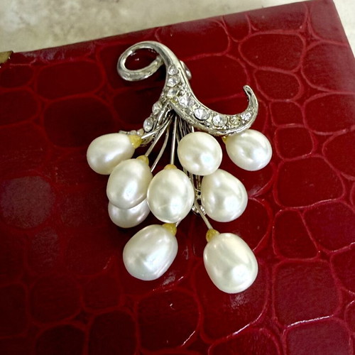 Brooch with 9 natural freshwater pearls and Swarovski crystals new