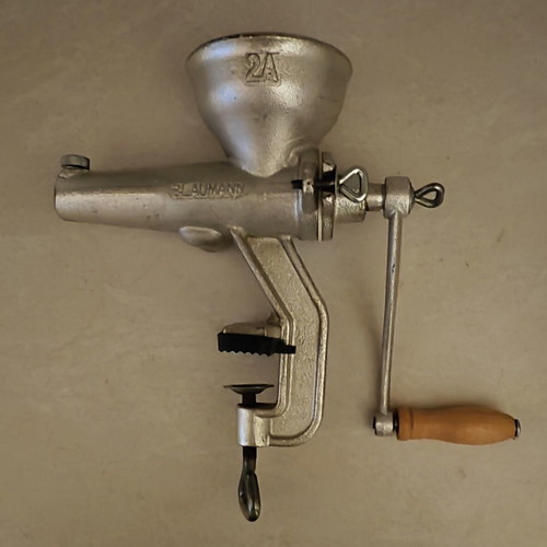 Blaumann BL-1247 manual fruit and vegetable juicer grinder