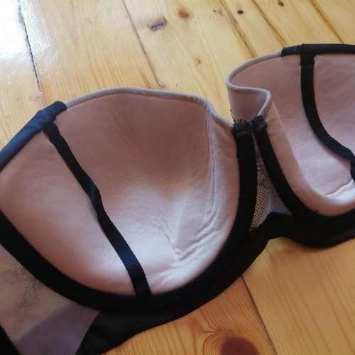 Hunkemöller NOIR balconette lace bra with satin and black stones, 70D