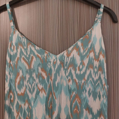 Chicard Satin Maxi φόρεμα σε εκρού, πράσινο και μπεζ