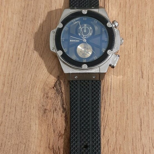 Men's wristwatch like new with decorative hands and scratch-resistant glass