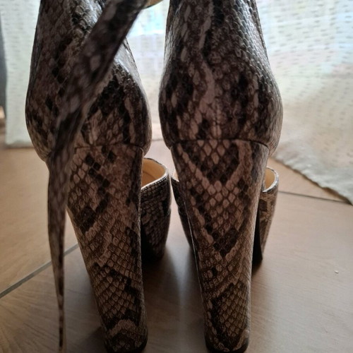 Snake print pumps like new, size 37, black and beige