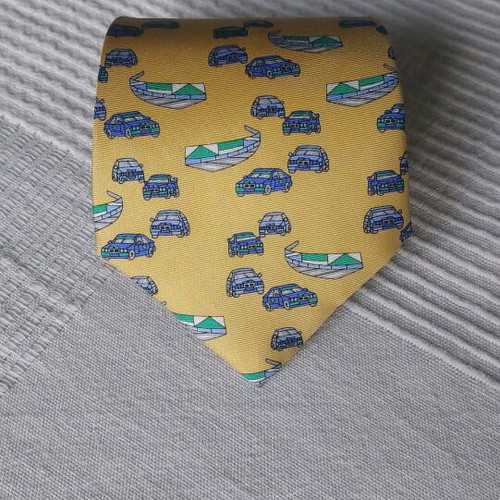 Tie yellow with pattern like new