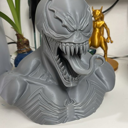 Venom figurine like new