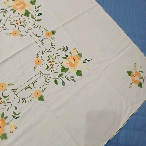 Vintage machine embroidered tablecloth like new, 80×80 cm