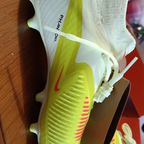 Ποδοσφαιρικά παπούτσια Nike καινούργια, νούμερο 39, κίτρινα με κάλτσα