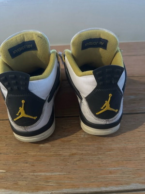 JORDAN 4