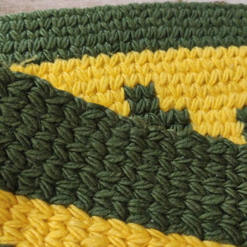 Wool knitted rug like new, size 70x42 cm