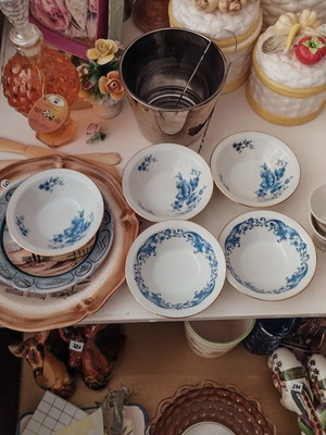 Colditz Porzellan GDR Hand Painted set of 5 bowls like new