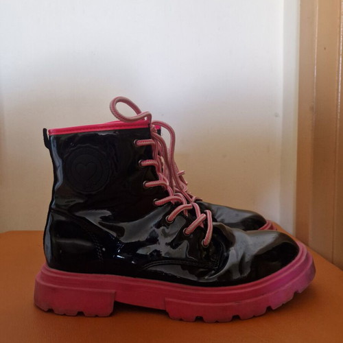 Primigi black patent boots with pink trims used, size 35