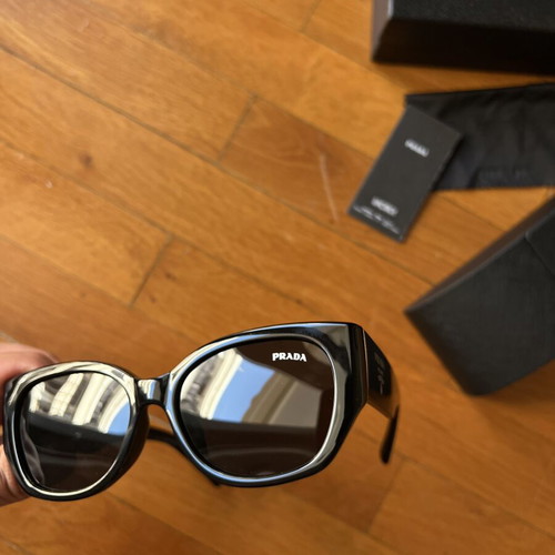 Prada sunglasses like new, black