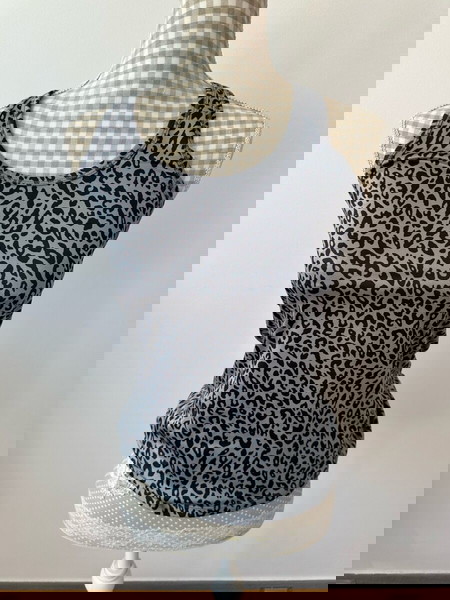 HM sport αθλητική μπλούζα αφορετη animal print small