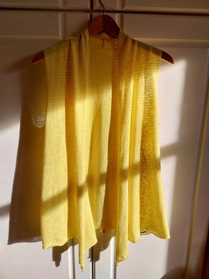 Paranoia sleeveless cardigan like new, yellow with gold thread