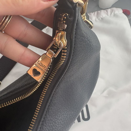 Τσάντα Moschino Love μαύρη χιαστί μεταχειρισμένη