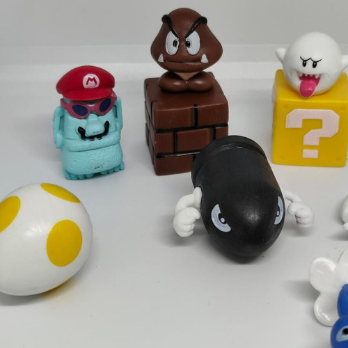 Super Mario Bros and Pikmin figure set like new, 10 pieces