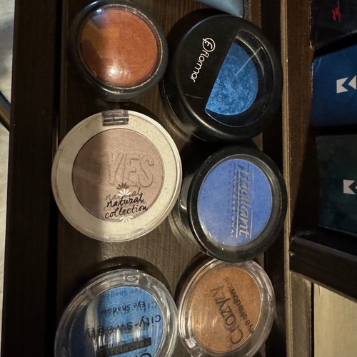 20 eyeshadows like new in various colors