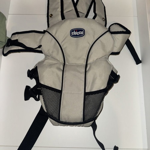 Chicco baby carrier used, missing sunshade