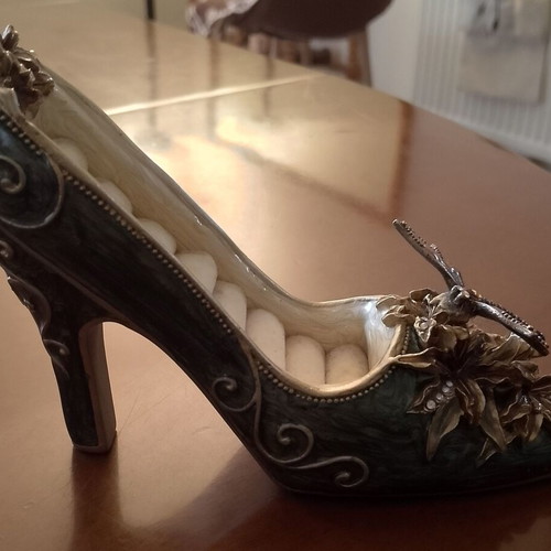 Jewelry box shoe like new with dragonfly for rings