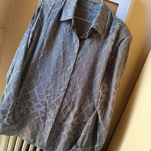 Vintage shirt used, gray silver color with removable pads, size L