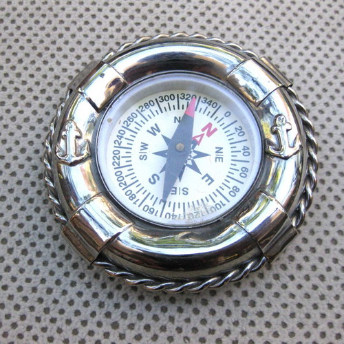 Table compass used in the shape of a sailor's lifebuoy