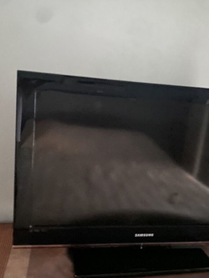 Samsung 32-inch TV with built-in decoder