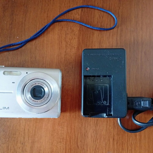 Casio EX-Z6 6.0 MP camera used with original charger