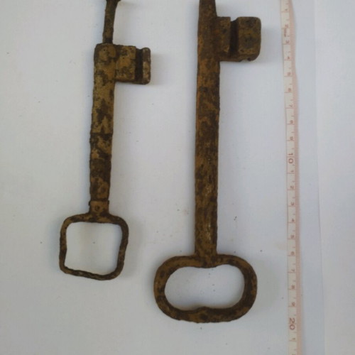 Antique keys used, pack of 2, very large