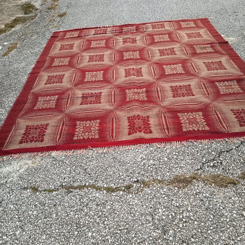 Handmade wool woven rug like new 2.35x2.20 with traditional design
