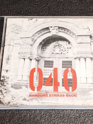 040 Hamburg Strikes Back CD used, electronic music compilation