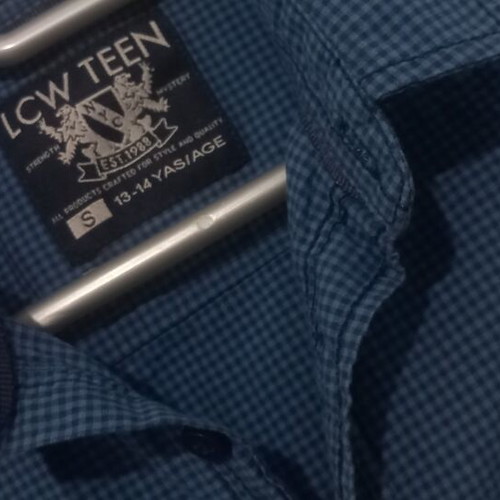 Small short-sleeve shirt for 13-14 years old, like new, black and blue