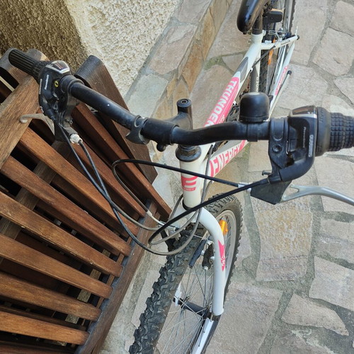 Energy mountain bike for girls, like new, Shimano gears, V-brake