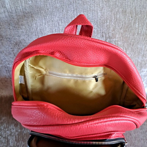 Shoulder/handbag used in light red color