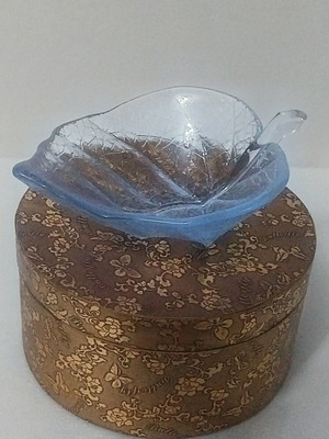 Art glass bowl leaf-shaped Dynasty Gallery 60s-70s like new