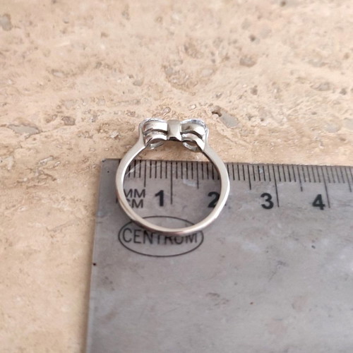 Faux diamond bow ring in excellent condition