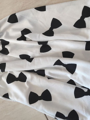 Girl's skirt with bows like new, size 12 years, black and white